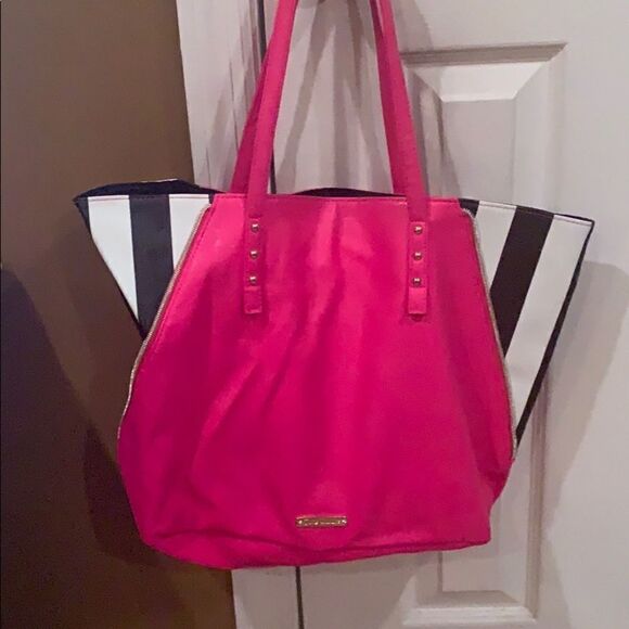 Juicy Couture Handbags - Juicy Couture shoulder bag